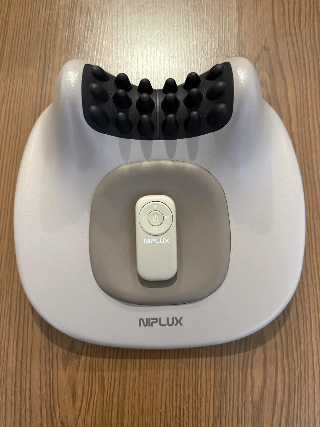 NIPLUX NECK PREMS本体を上から見たところ。中央のくぼみに首を乗せ、上部の黒いシリコン突起が首の後ろに当たる。中央にリモコン